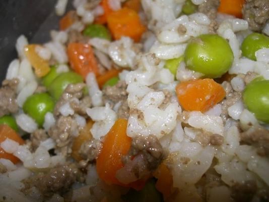 rundvlees, rijst, erwten en wortelen een gerechtmaaltijd