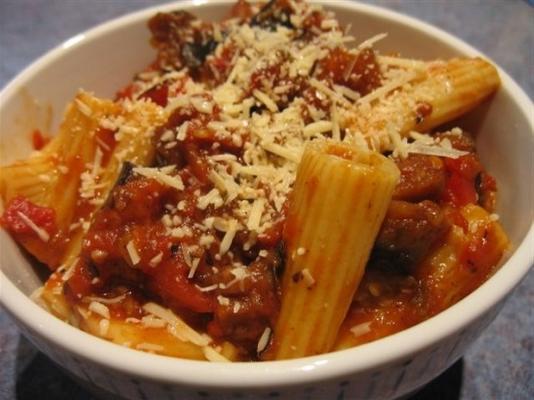 rigatoni met tomaat, aubergine en rode pepers