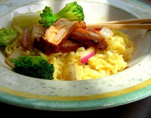 noedels met geroerbakte tofu en broccoli