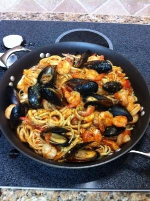 linguine ai frutti di mare (linguine met vrucht van de zee)