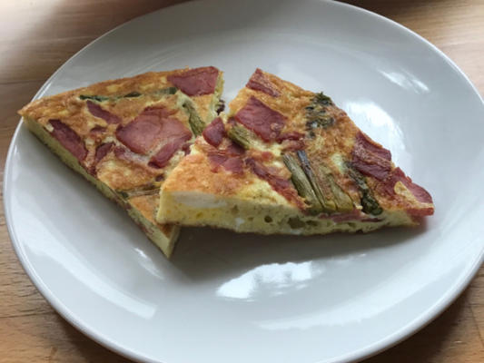 frittata met asperges, spek en Parmezaanse kaas