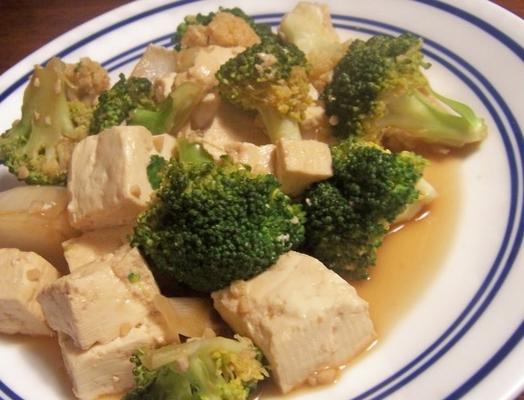 sa cha tofu met broccoli en bloemkool