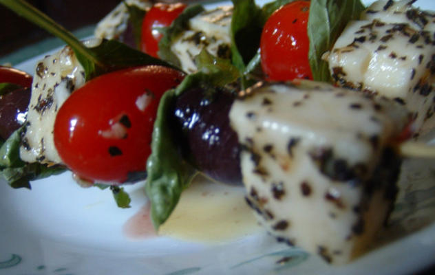 mozzarella tomaat olijf cocktail spiesjes