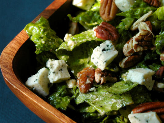 romainesalade met pecannoten en blauwe kaasdressing