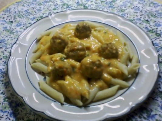 penne en gehaktballen met rode pepersaus