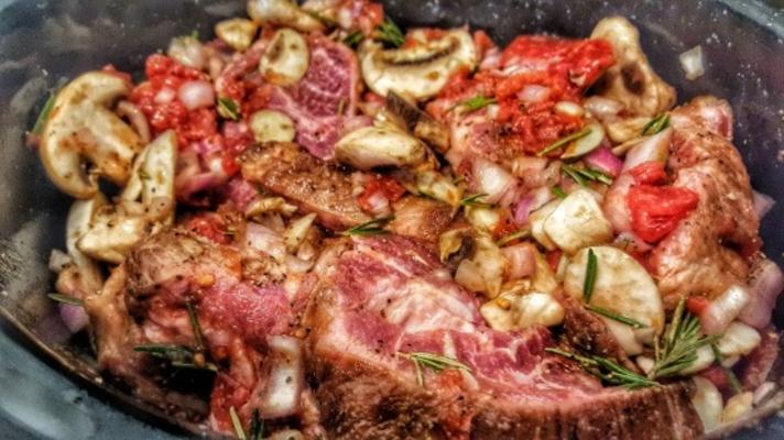 crock pot rozemarijn varkensvlees en champignons met sjalotten