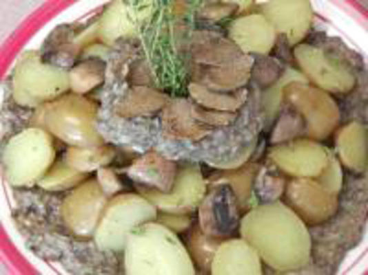 aardappelen met een paddenstoelenpuree en gegarneerd met truffels