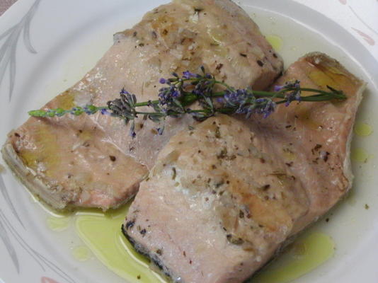 lavendel en kruid gepocheerde zalm