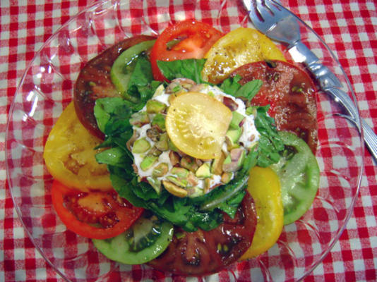 heirloom tomatensalade met geitenkaas en rucola