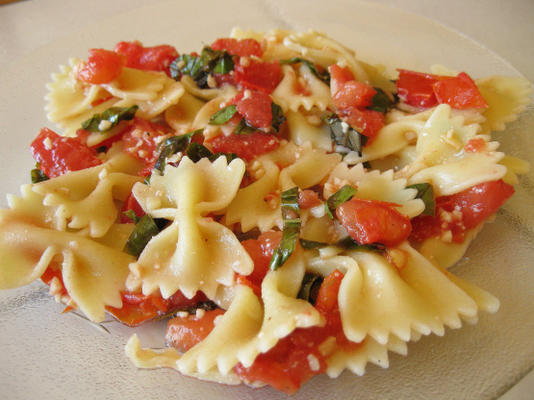 capellini met tomaten, knoflook en basilicum