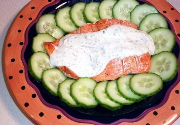 gegrilde zalm met bieslook en dillesaus en komkommers