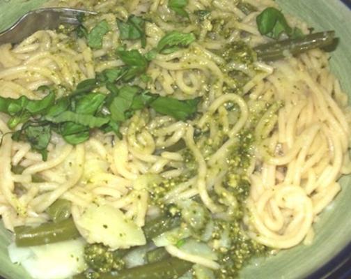 linguine met aardappelen, groene bonen en pesto