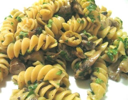 pasta met champignons, knoflooksaus en olijven