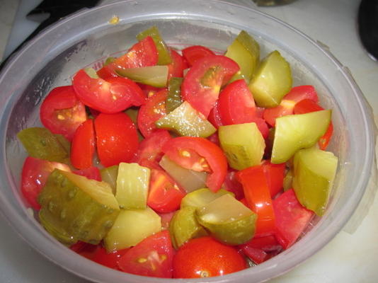 tomaat en ingelegde dille komkommersalade