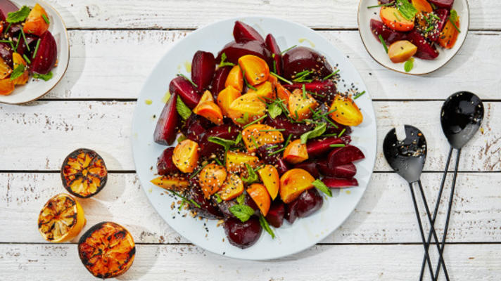 gegrilde bieten en verkoolde citroensalade