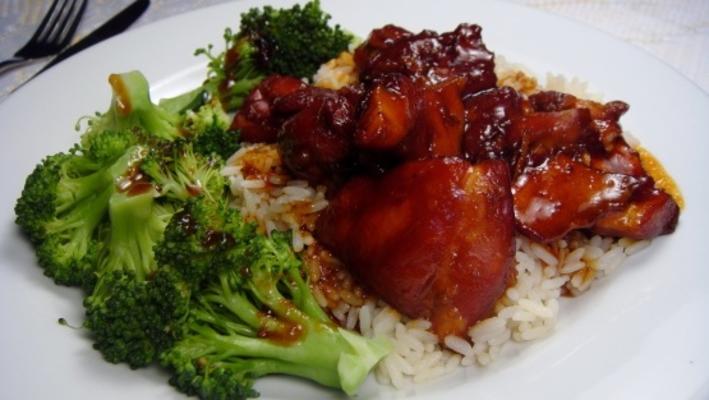 Vietnamese karamel kip met broccoli