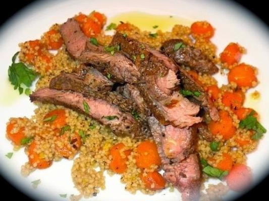 met kruiden gewreven steak met wortels en couscous