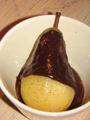 peren met chocoladesaus en gekraakte zwarte peper