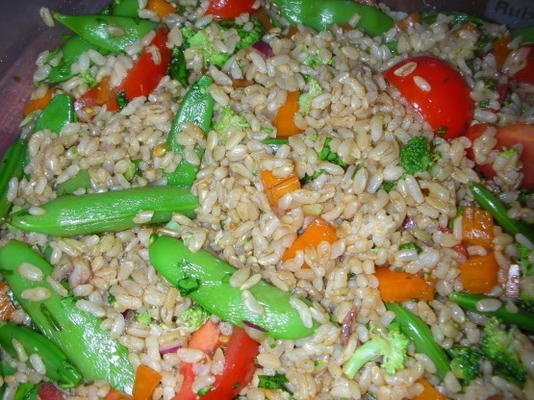 Chinese rijstsalade met sneeuwerwten