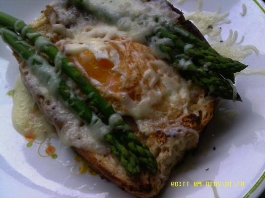 ei in een mandje gegrilde kaas met asperges