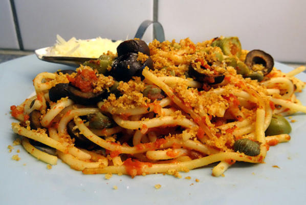 pasta met tomaten, kappertjes, olijven en broodkruimels