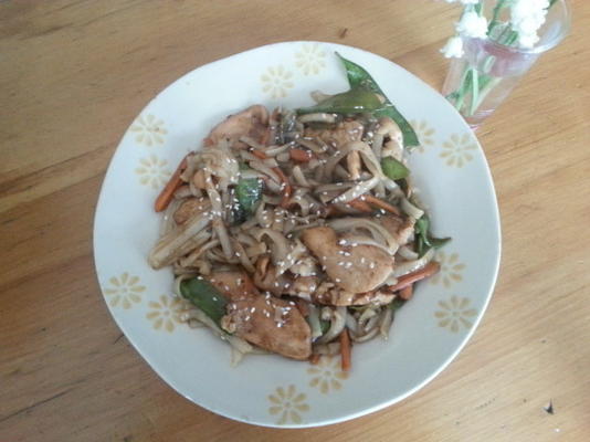 pittige thaise basilicum kip en noodle-roerbak