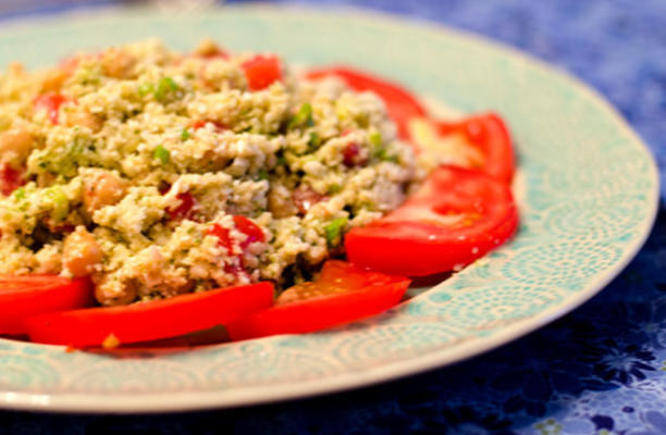 bloemkool, kikkererwten en pesto salade