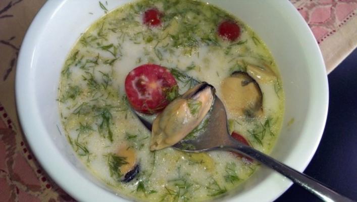 Mossel-soep met avocado, tomaat en dille
