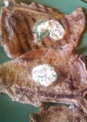 gegrilde porterhouse steak met cilantro limoensamenstelling boter