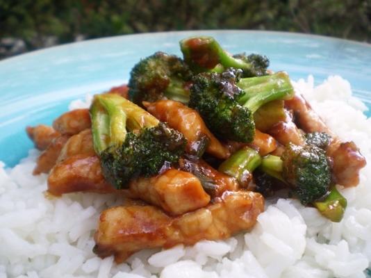 varkensvlees met broccoli en hoisinsaus