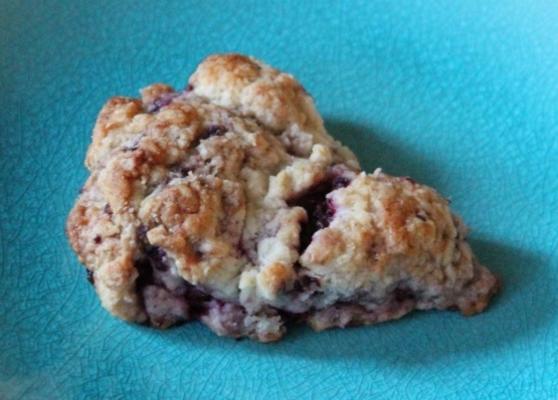 mini-blackberry crème scones