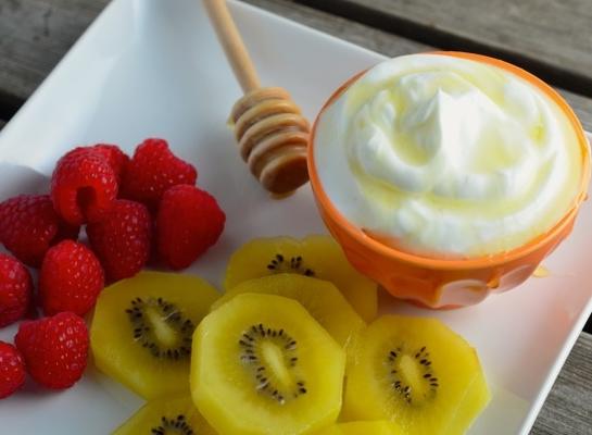vers fruit met Griekse yoghurt / dressing