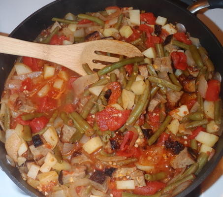 Albanese gestoofde sperziebonen en aardappelen met rokerige seitan