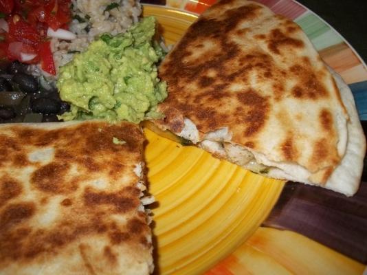 kip en poblano quesadilla's met guacamole