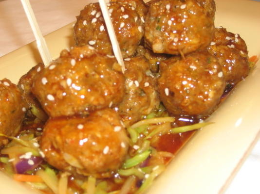 gehaktballen in een zoetzure Aziatische saus met warme Aziatische slaw