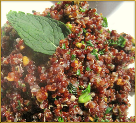rode quinoa met pistachenoten