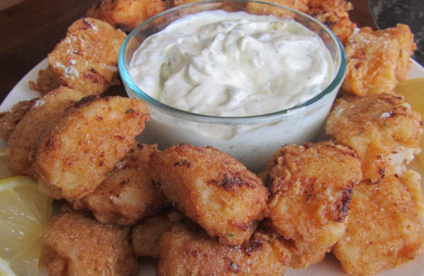 Zuidelijke gefrituurde modderpuppy met jalapeno ranch tartaarsaus rsc