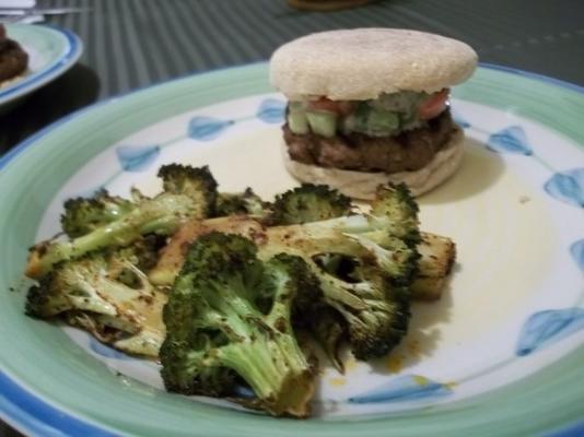 hongerige man bloody-Mary-hamburgers en pittige broccoli