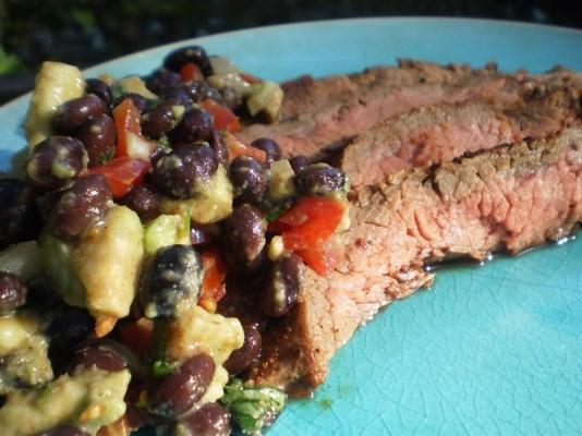 chipotle flank steak met zwarte bonen-avocado salsa