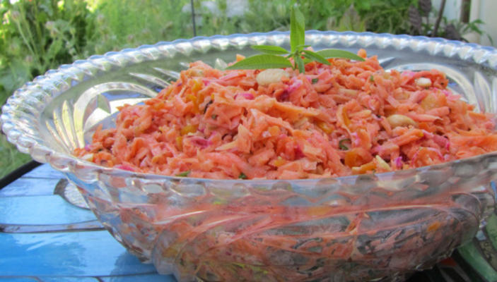 wortelsalade met marcona-amandelen en gedroogde mango's