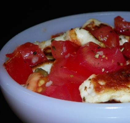 halloumi-kaas en tomatensalade in een kappertjesvinaigrette