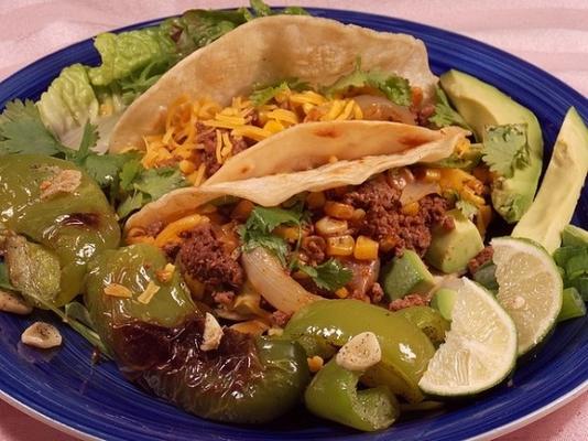 rundvlees en maïs taco's met garlicky geroosterde paprika's