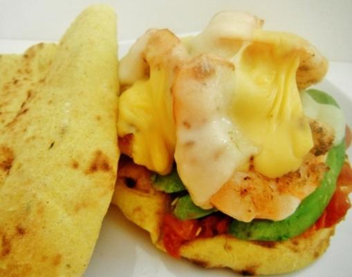 curry naan open geconfronteerd gegrilde garnalen sandwich