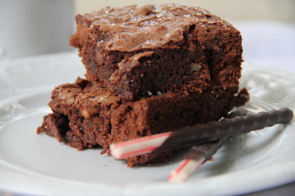 maagdelijke chocoladebrok brownies met esdoorn en benton bacon