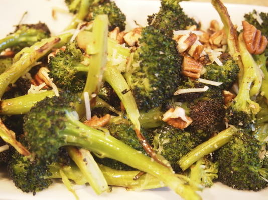 met pecannoten geroosterde broccoli