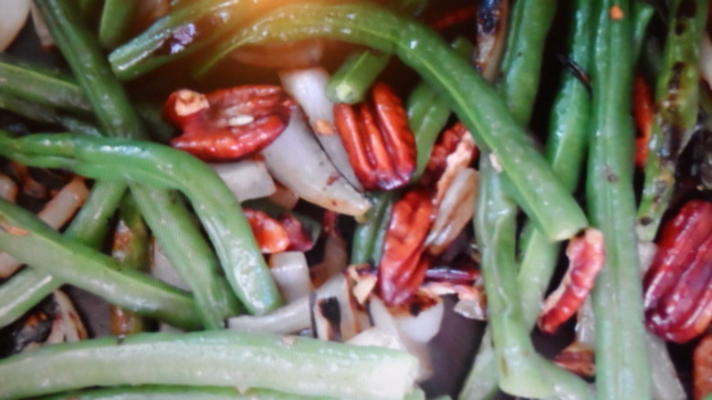 geroosterde sperziebonen met knoflook, uien en pecannoten