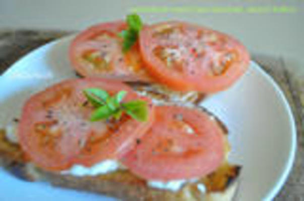 sandwiches met gegrilde tomaat, basilicum en geitenkaas