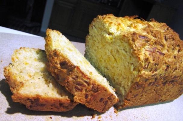 gebarsten zwarte peper kaas brood