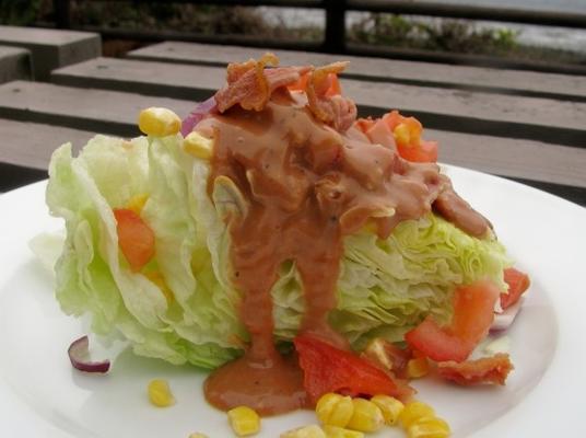 wig salade met barbecue ranch dressing