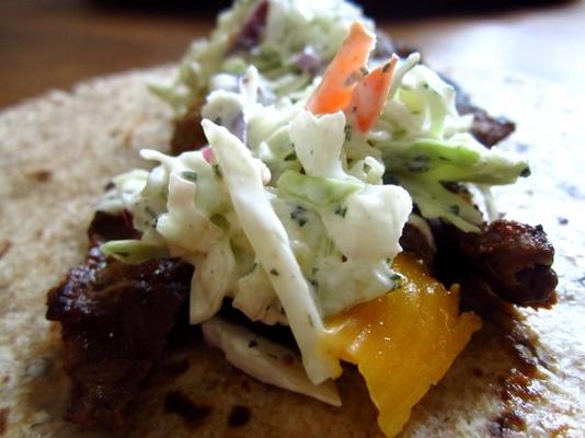 softshell steak taco's met romige limoen koolsalade